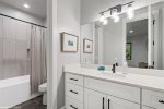 Tranquil bathroom with shower/tub combo